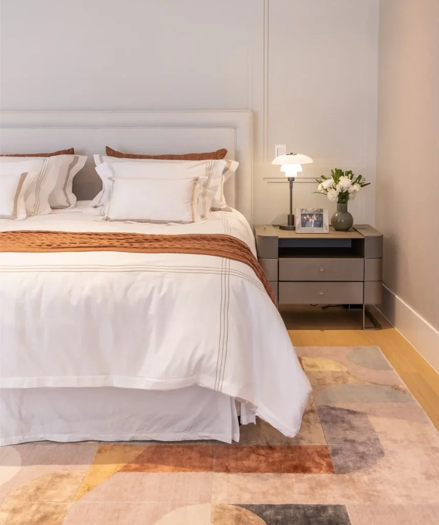 7. Choose Light Colors to Open the Room